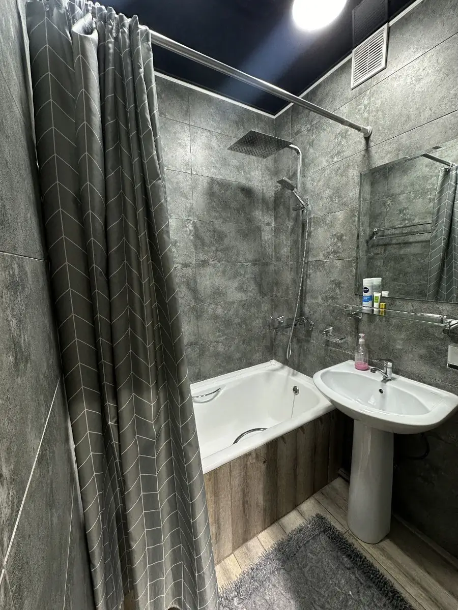 4 xonali kvartira sotiladi − 96 m²