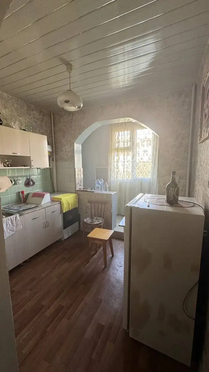 Продается 1-комнатная квартира − 42 м²