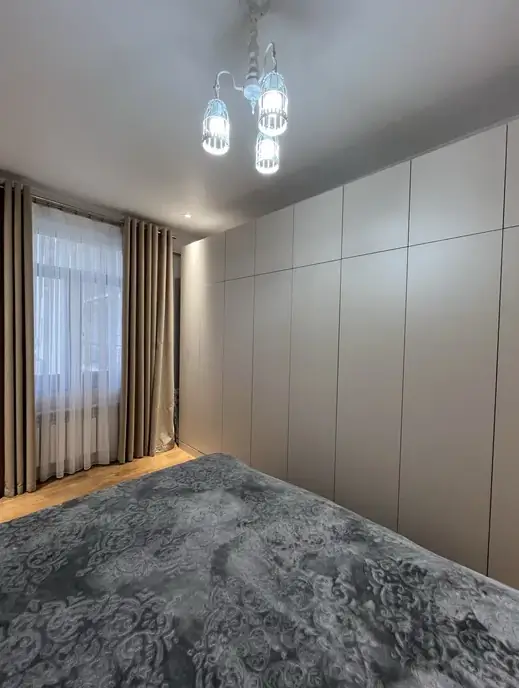 4 xonali kvartira sotiladi − 130 m²