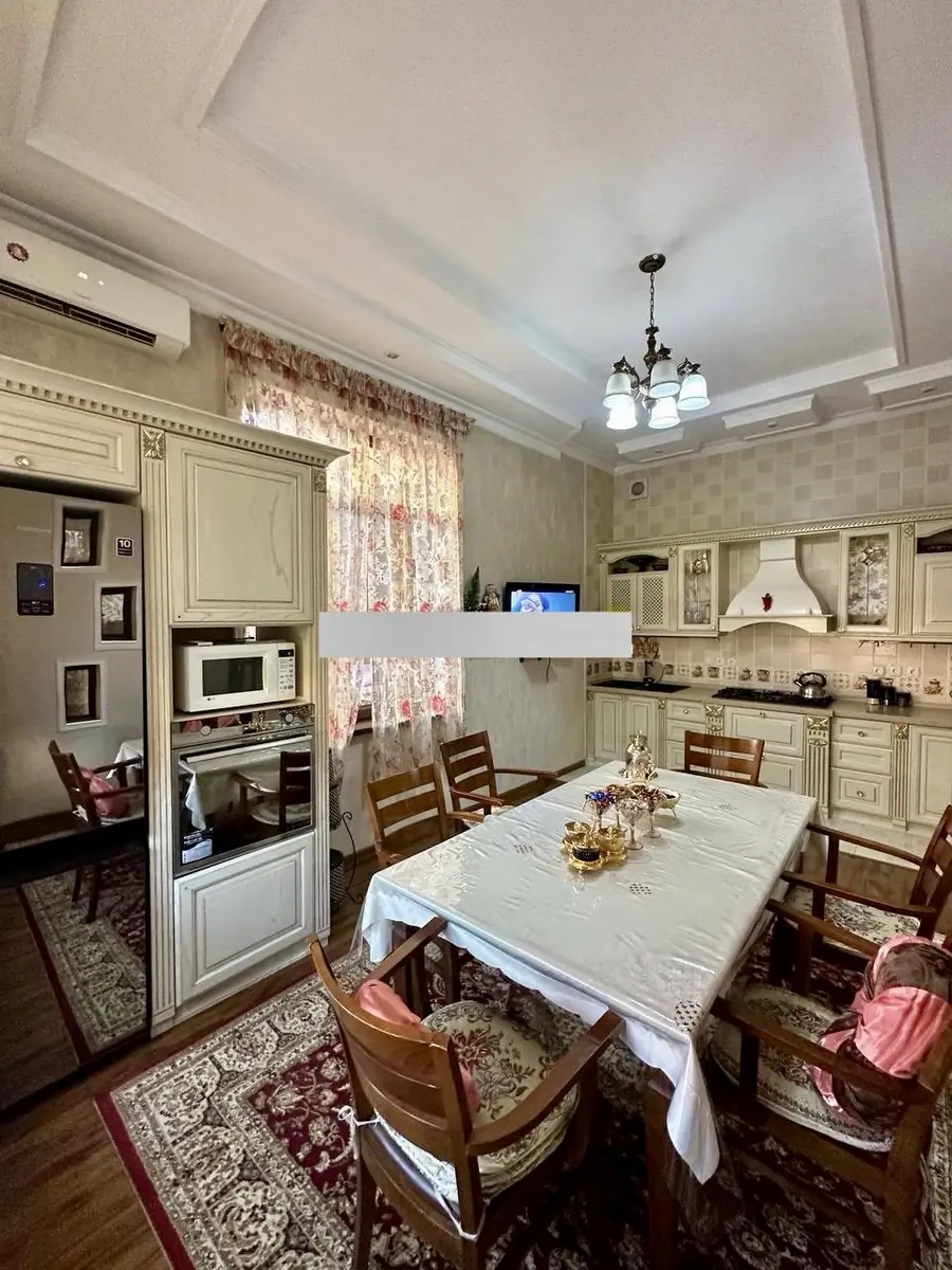 Продается 3-этажный дом − 450 м²