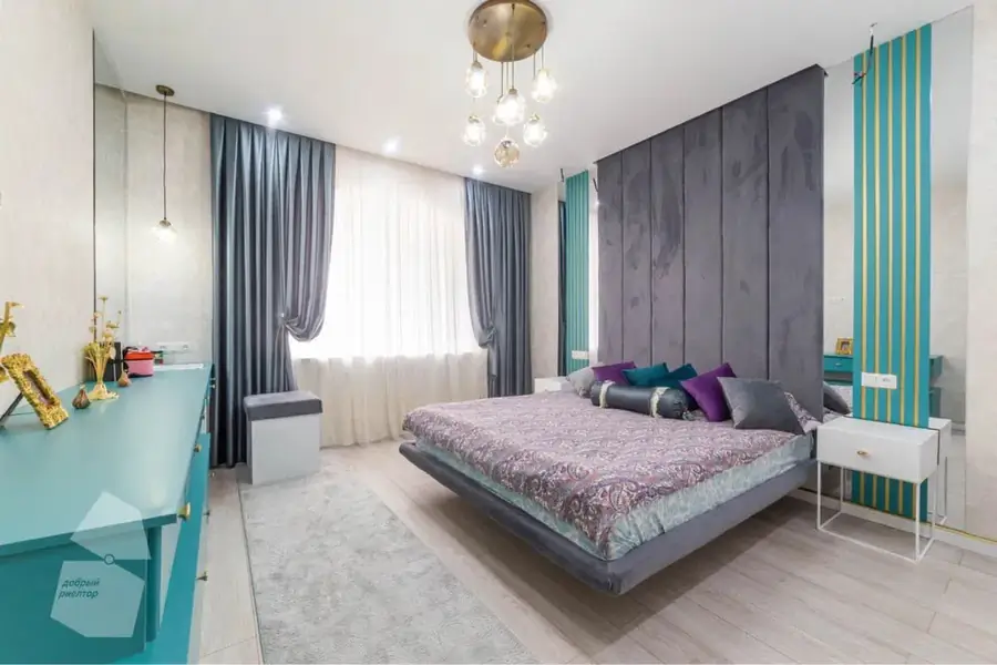 Продается 3-комнатная квартира − 130 м²