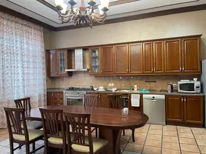 Продается 2-этажный дом − 330 м²