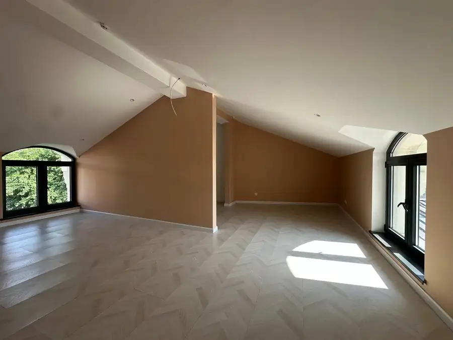Ofis sotiladi − 1000 m²