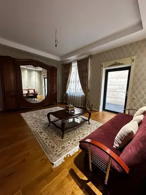 3 qavatli uy sotiladi − 450 m²