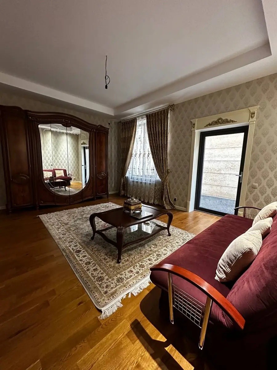 3 qavatli uy sotiladi − 450 m²