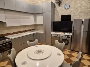Ijaraga 3 qavatli uy − 270 m²