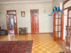 Ijaraga 2 qavatli uy − 370 m²