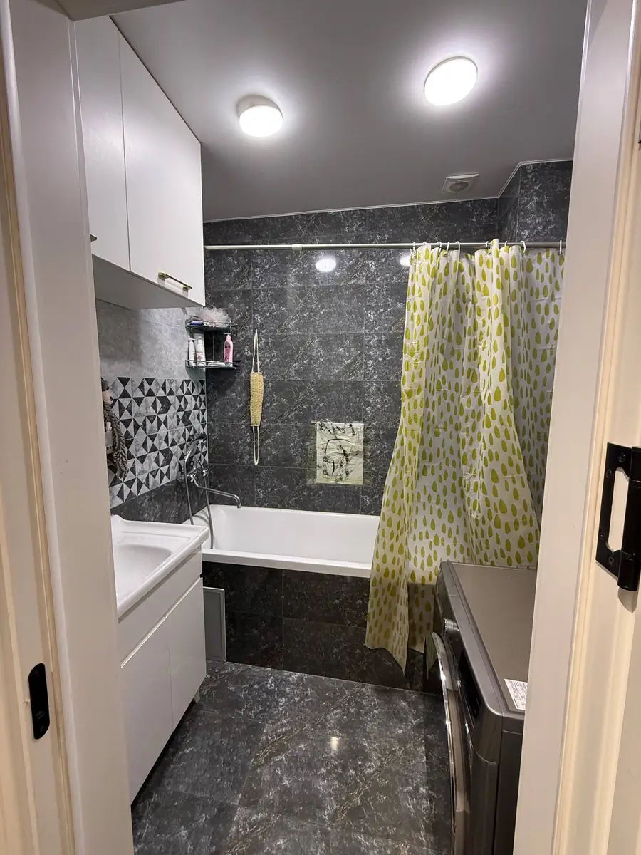Продается 4-комнатная квартира − 106 м²