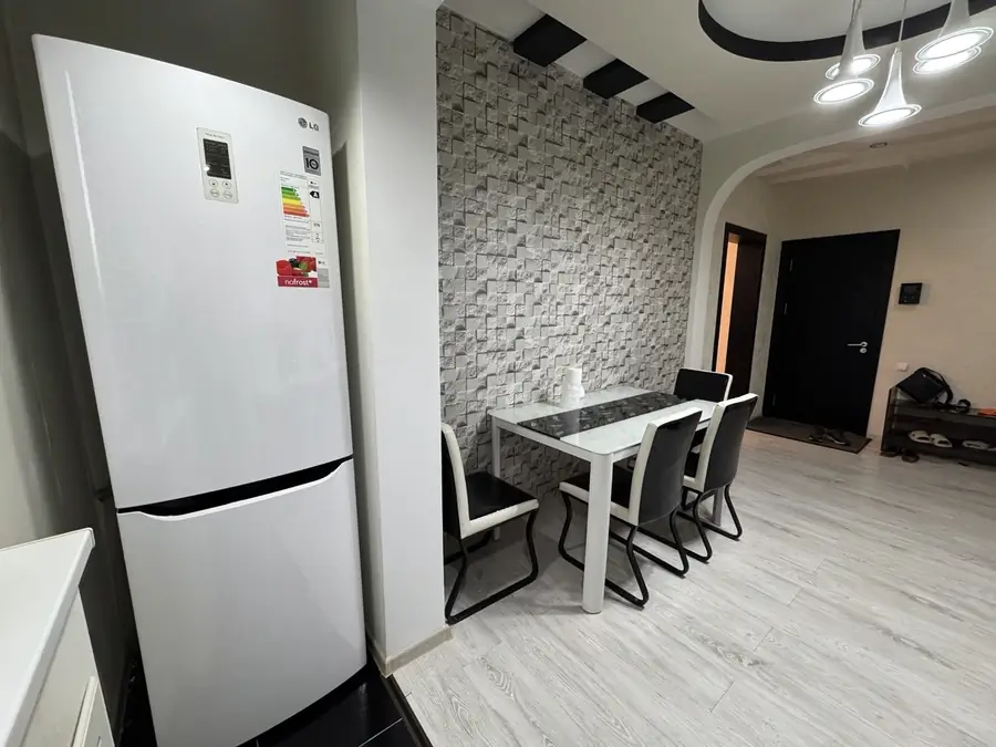 Сдается 2-комнатная квартира − 59 м²