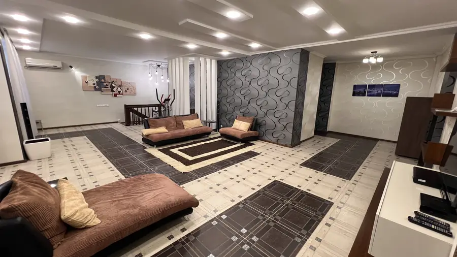 Сдается Более 5-комнатная квартира − 300 м²