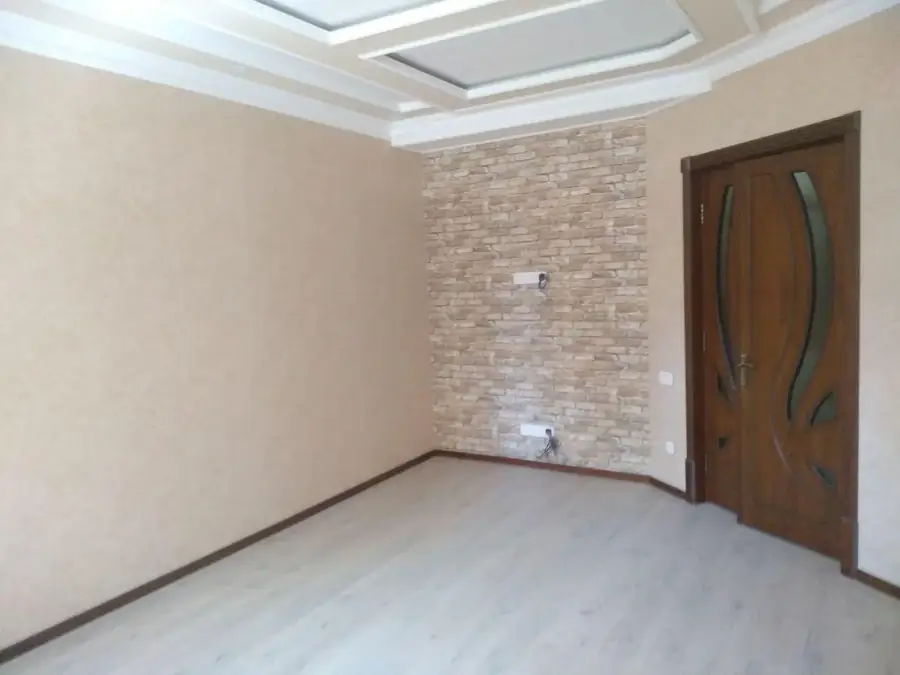 Продается Более 5-комнатная квартира − 200 м²