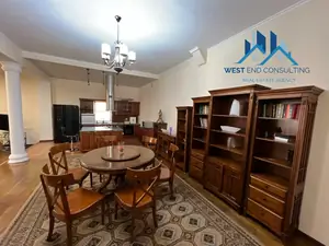 Сдается 2-этажный дом − 300 м²