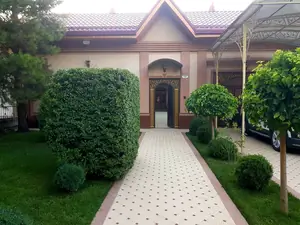 Ijaraga 3 qavatli uy − 270 m²