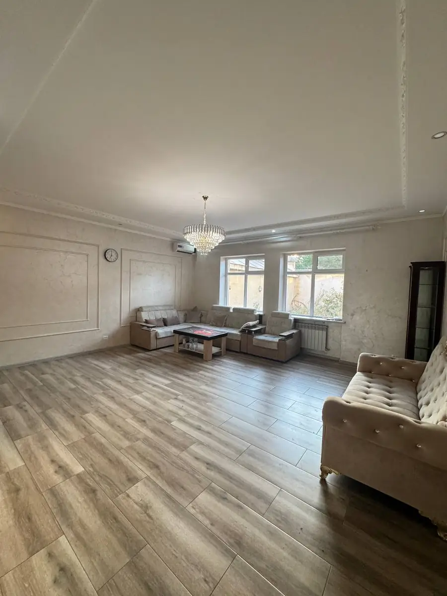 3 qavatli uy sotiladi − 300 m²