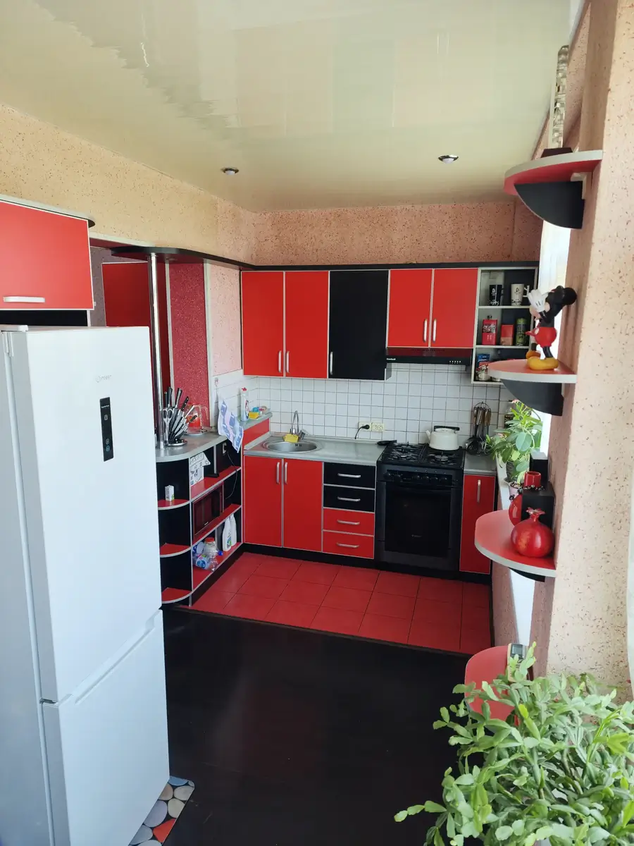 4 xonali kvartira sotiladi − 95 m²