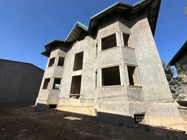 3-этажный дом − 900 м², 9 сот.