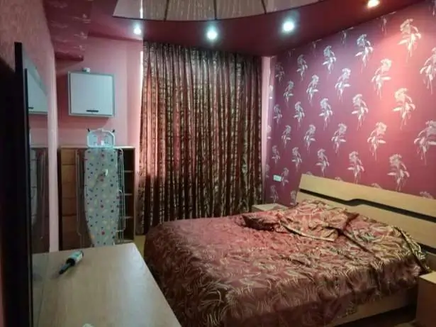 4 xonali kvartira sotiladi − 150 m²