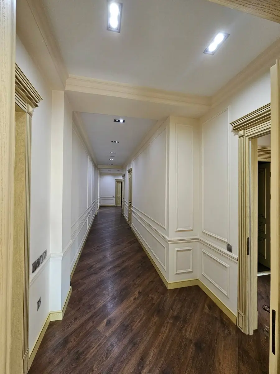 Продается 4-комнатная квартира − 216 м²