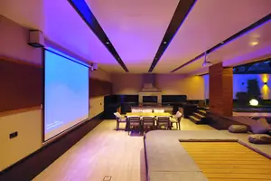 3 qavatli uy sotiladi − 600 m²