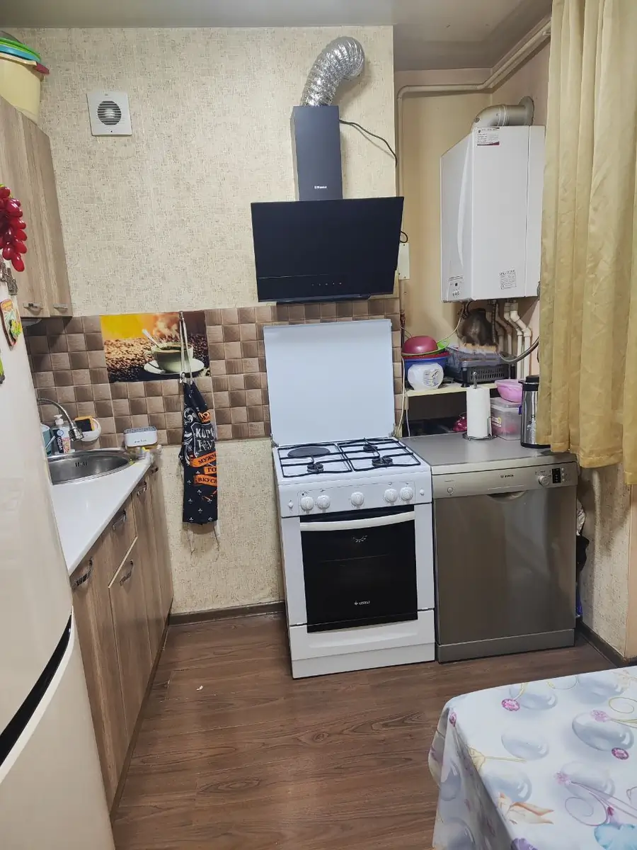 Продается 3-комнатная квартира − 58 м²