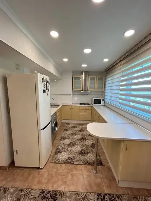 4 xonali kvartira sotiladi − 120 m²