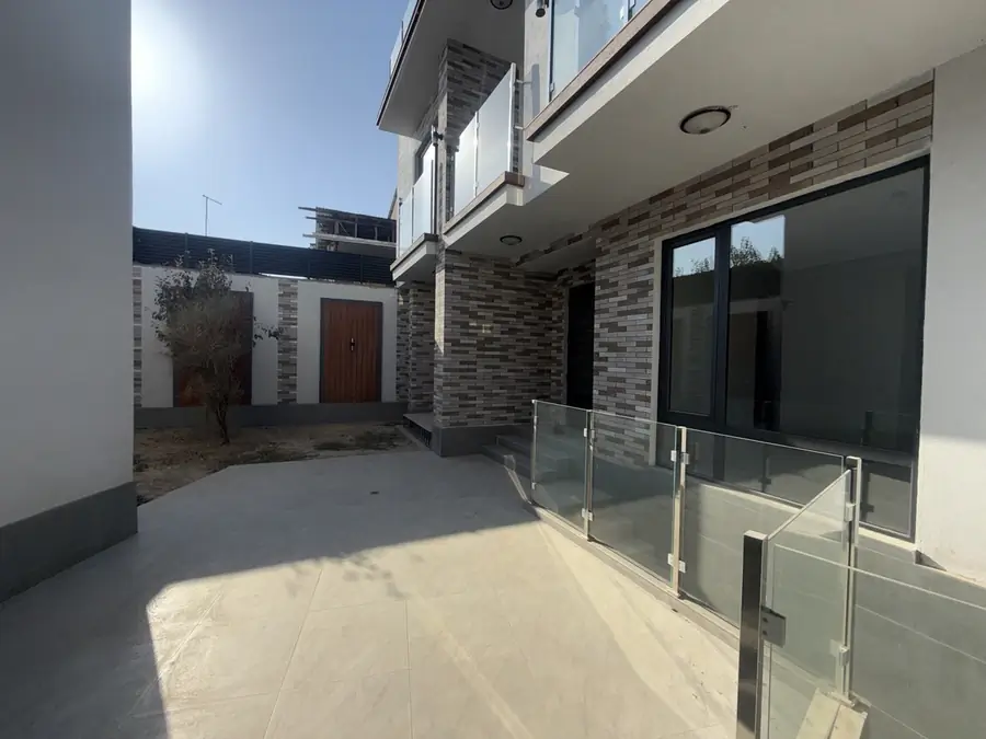 Продается 3-этажный дом − 240 м²