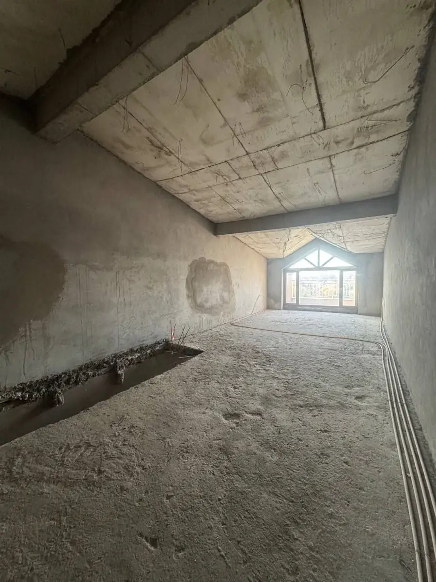 Продается Более 5-комнатная квартира − 202 м²