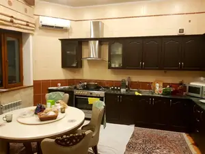Ijaraga 3 qavatli uy − 270 m²
