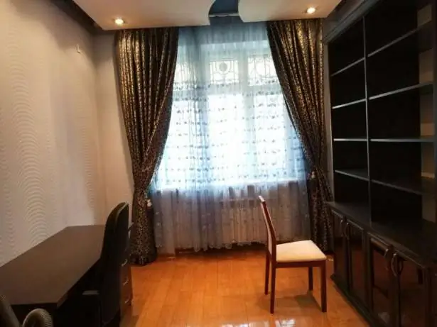 4 xonali kvartira sotiladi − 150 m²