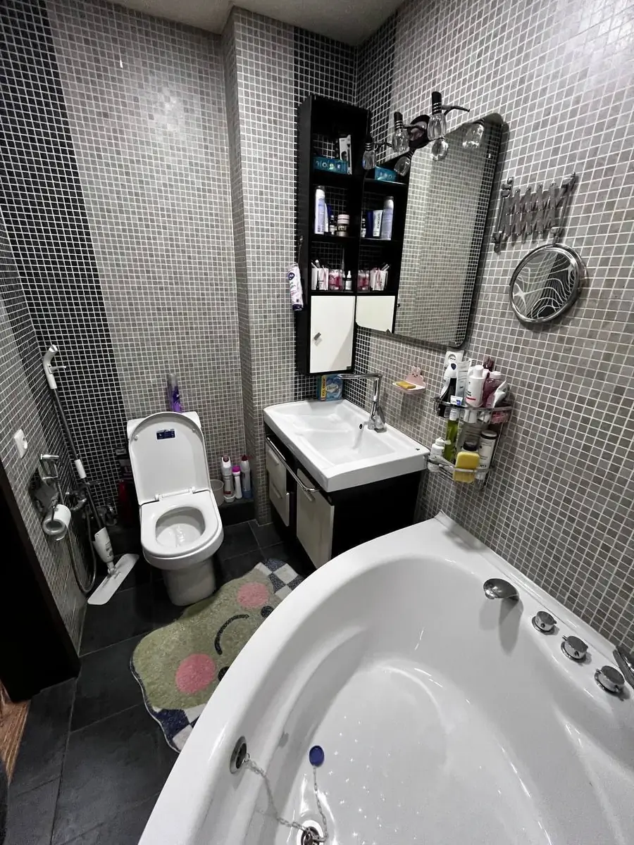 Сдается 4-комнатная квартира − 100 м²