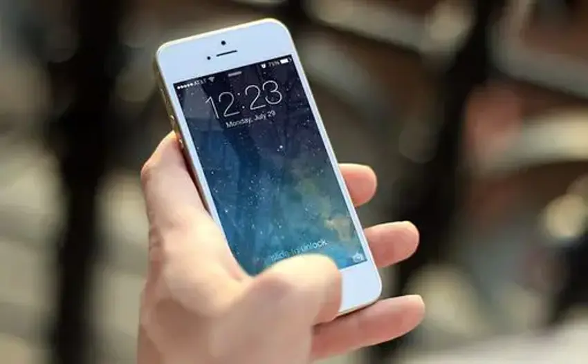 Apple eski iPhone foydalanuvchilariga 65 dollardan tovon puli to‘laydi