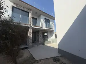 3 qavatli uy − 240 m², 1.6 sot.