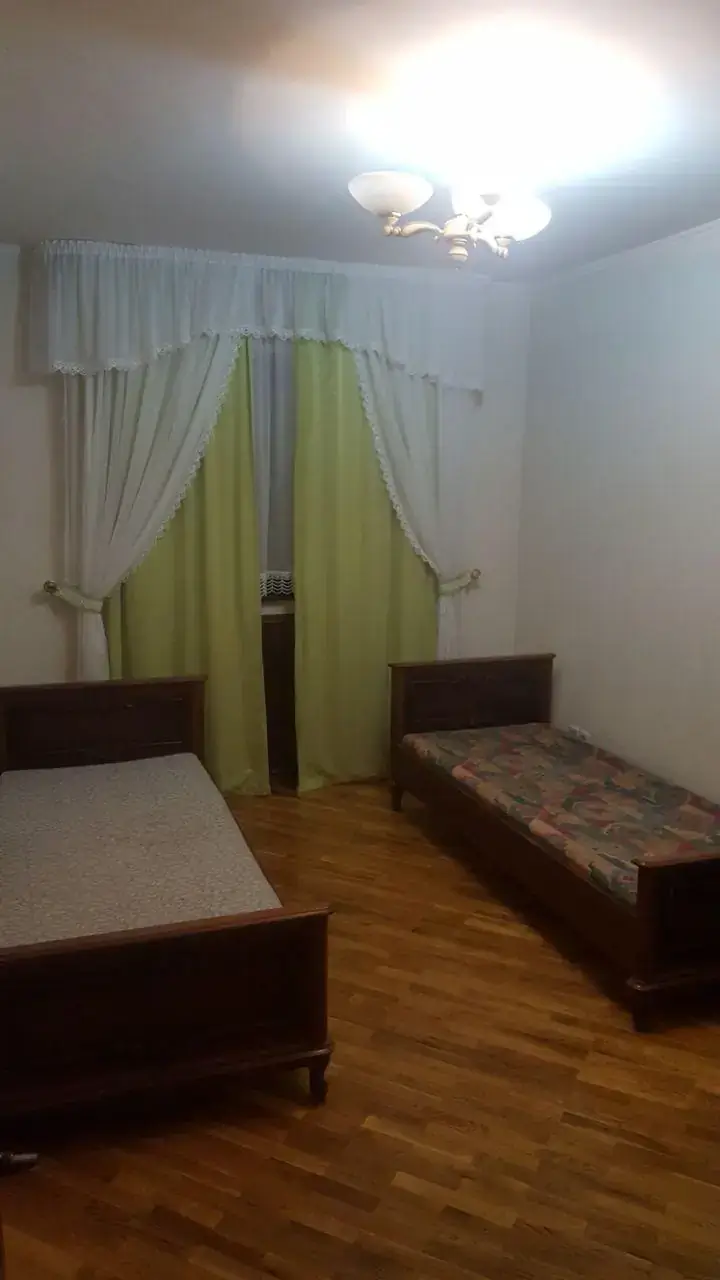 4 xonali kvartira sotiladi − 122 m²