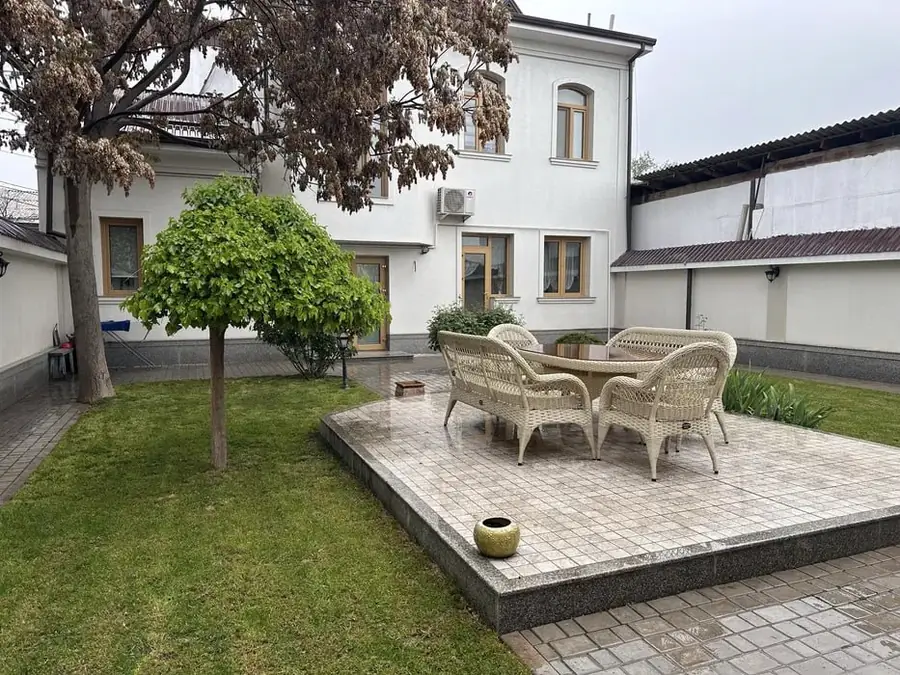 Ijaraga 2 qavatli uy − 250 m²