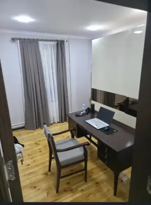 4 xonali kvartira sotiladi − 90 m²