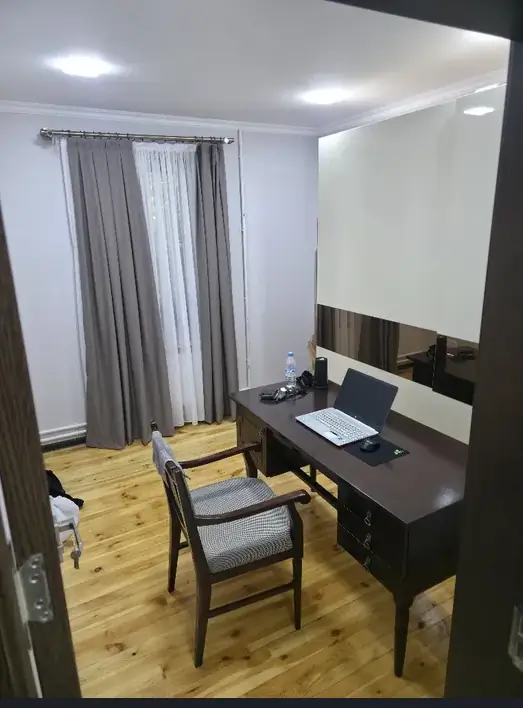 4 xonali kvartira sotiladi − 90 m²