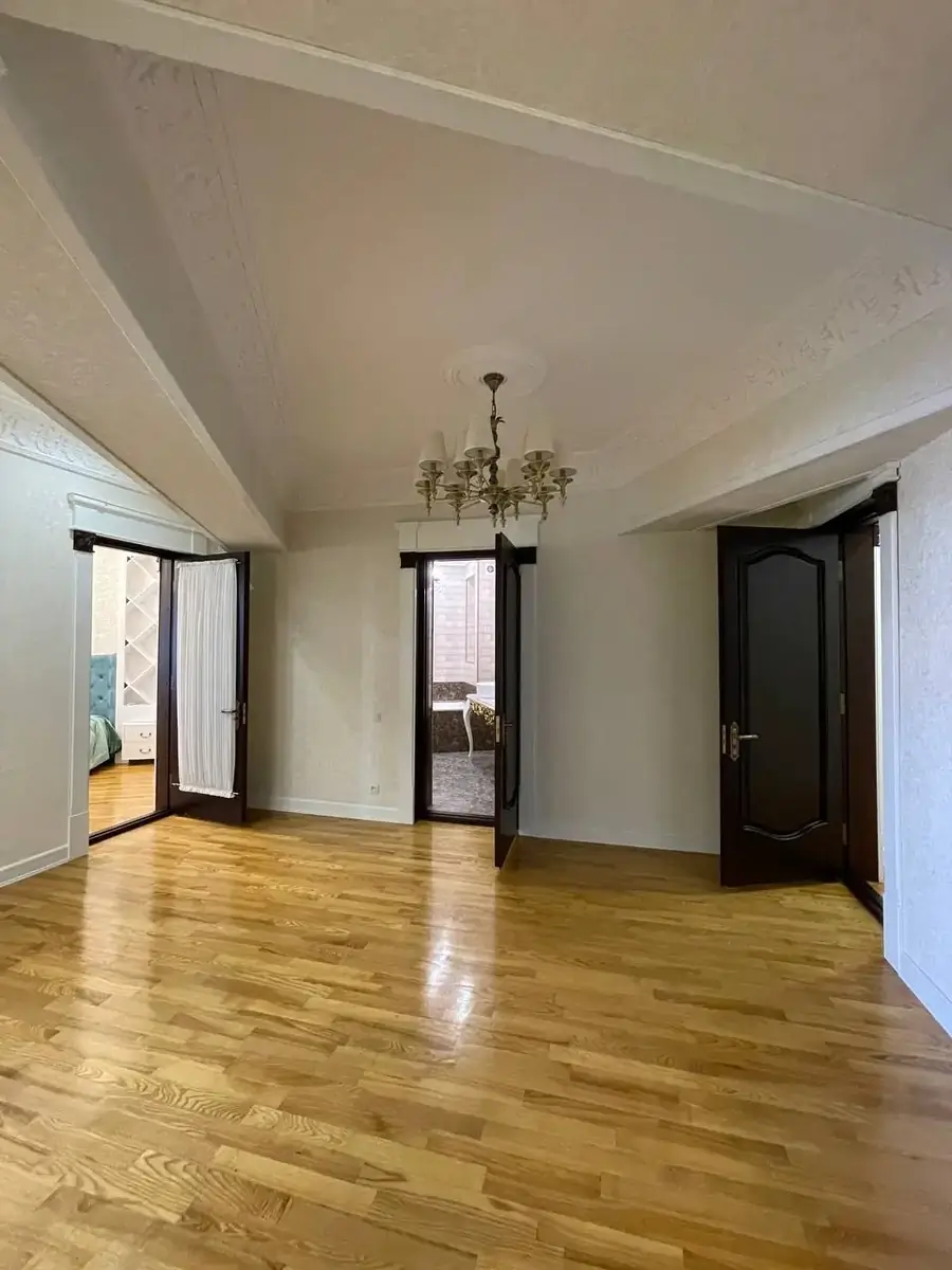 Более 5 xonali kvartira sotiladi − 283 m²