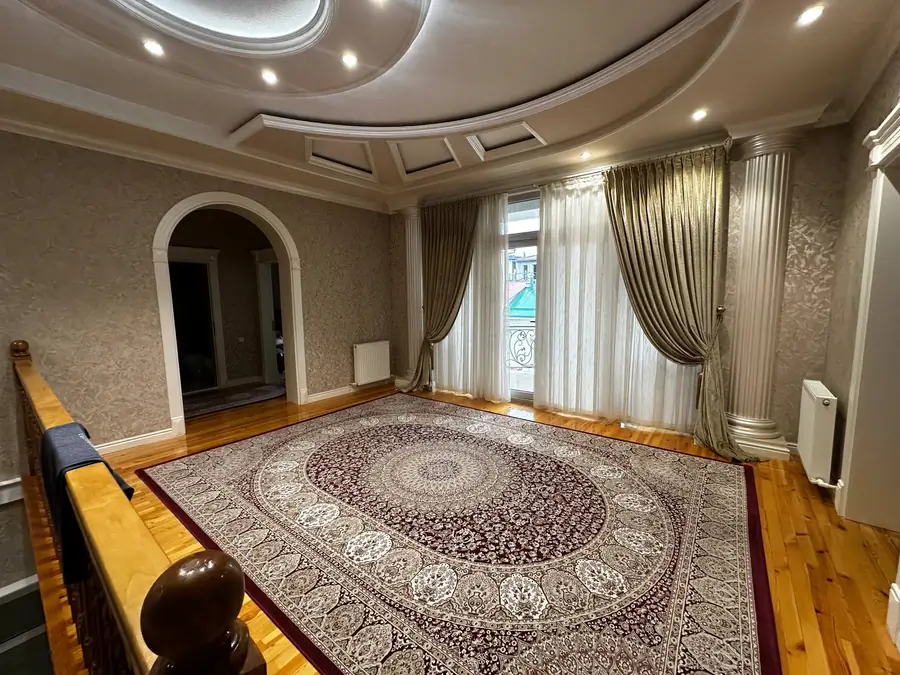 Ijaraga 2 qavatli uy − 500 m²