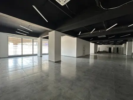 Savdo-sotiq maydoni − 700 m², 1/7 qavat