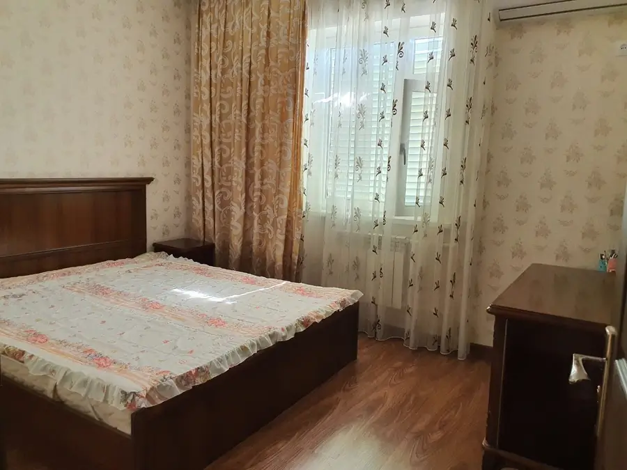 4 xonali kvartira sotiladi − 100 m²