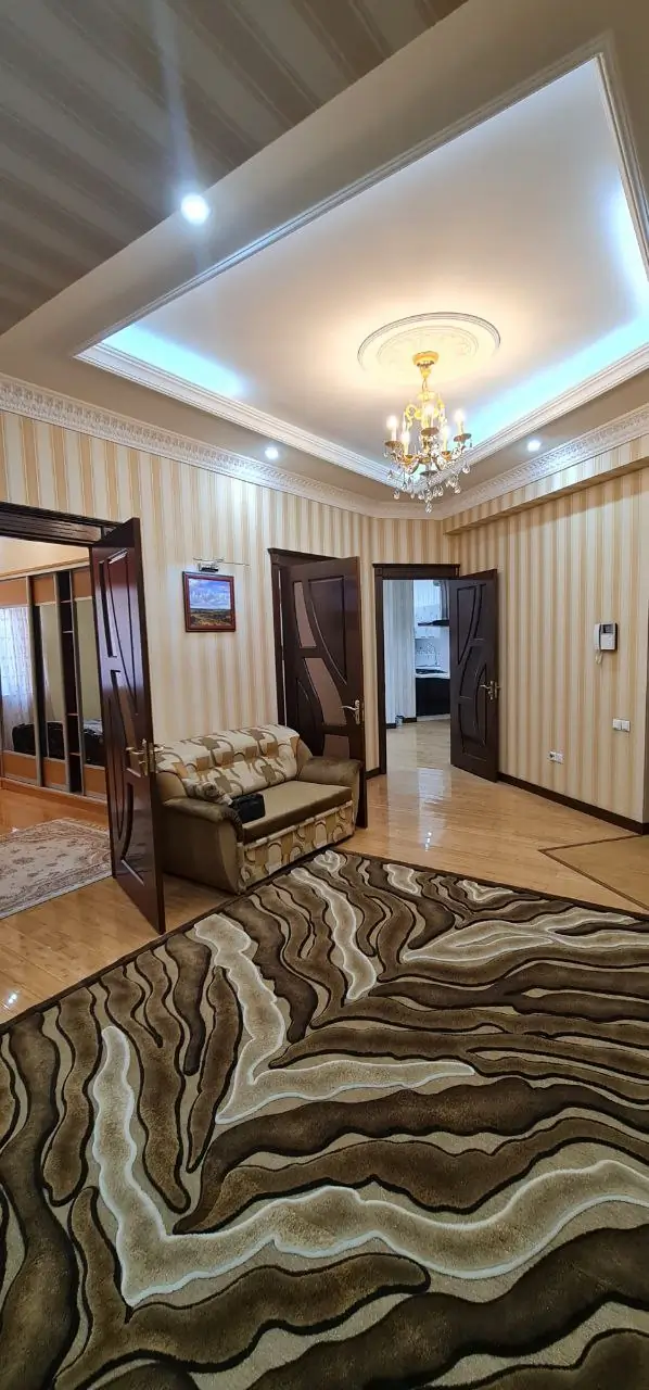 Ijaraga 4 xonali kvartira − 200 m²