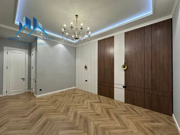 3-этажный дом − 350 м², 2.5 сот.