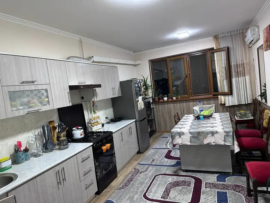 Продается Более 5-комнатная квартира − 147 м²