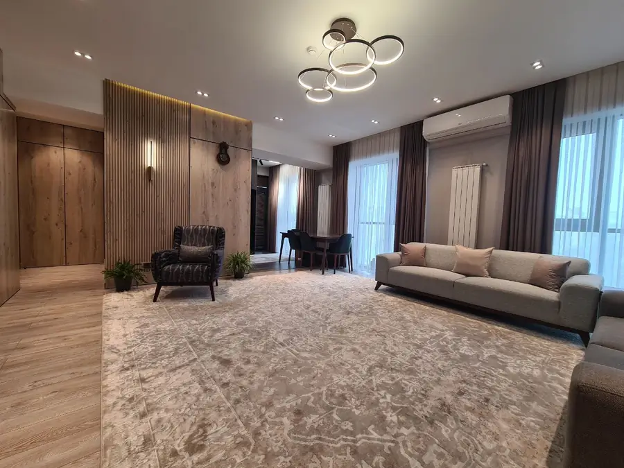 Продается 4-комнатная квартира − 135 м²