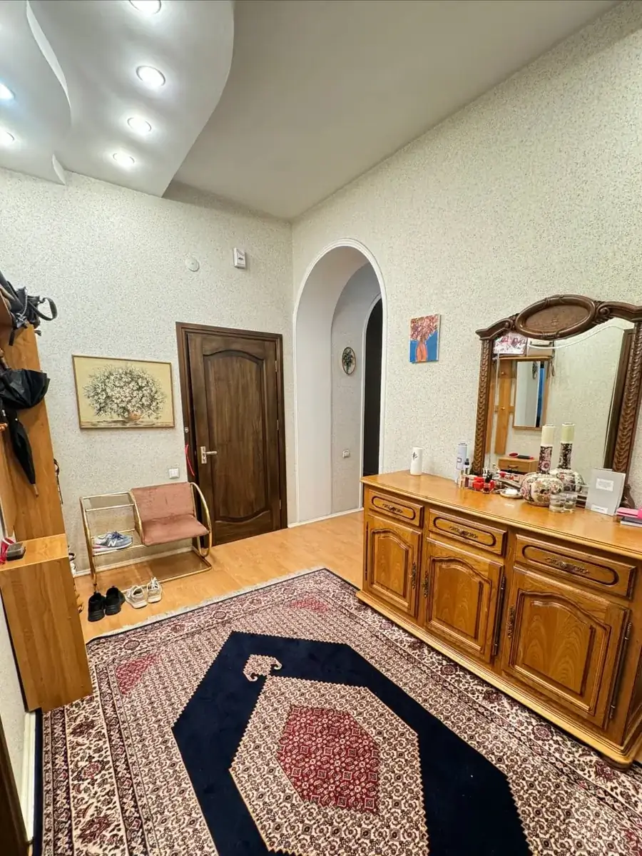 Продается 3-комнатная квартира − 140 м²