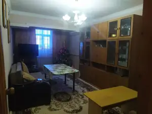 4 xonali kvartira sotiladi − 79 m²