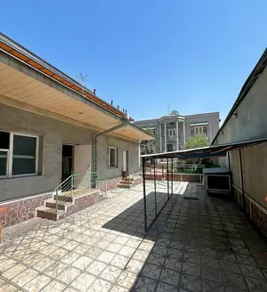 3 qavatli uy sotiladi − 700 m²