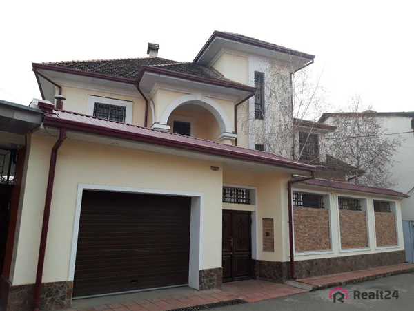 Ijaraga 2 qavatli uy − 500 m²