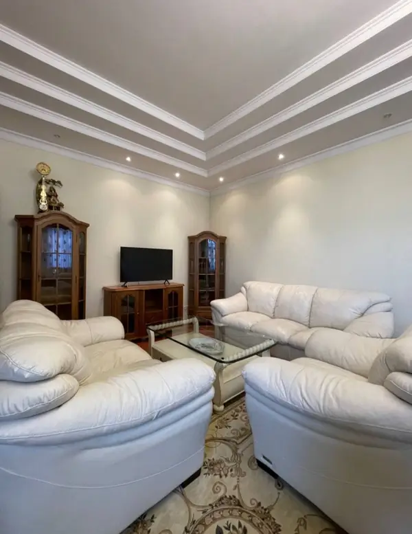 3 qavatli uy − 600 m², 6 sot.
