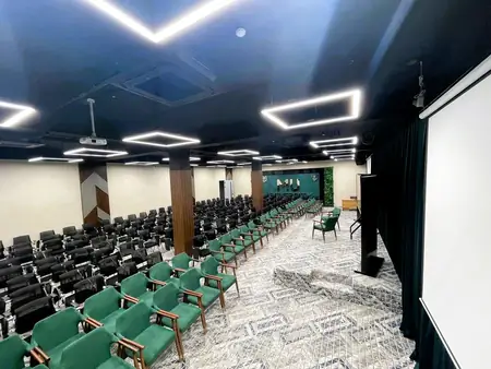 Konferents zal − 3800 m² 